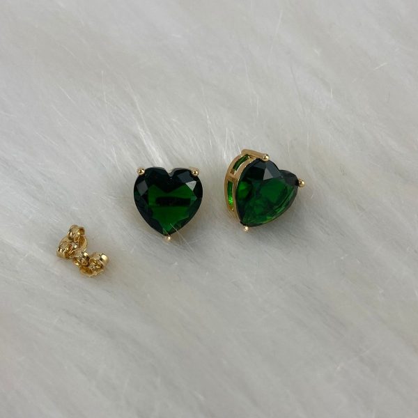 Brinco Dourado de Coração com Pedra Verde Semijoia - Imagem 3