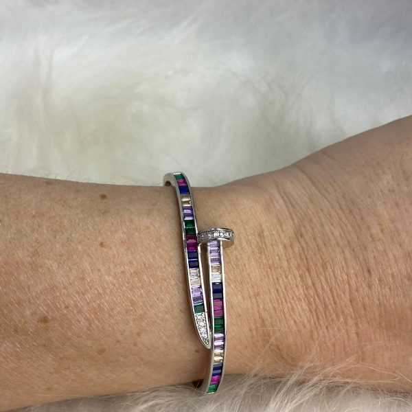 Bracelete Prateado formato de prego com pedras coloridas semijoia - Imagem 3