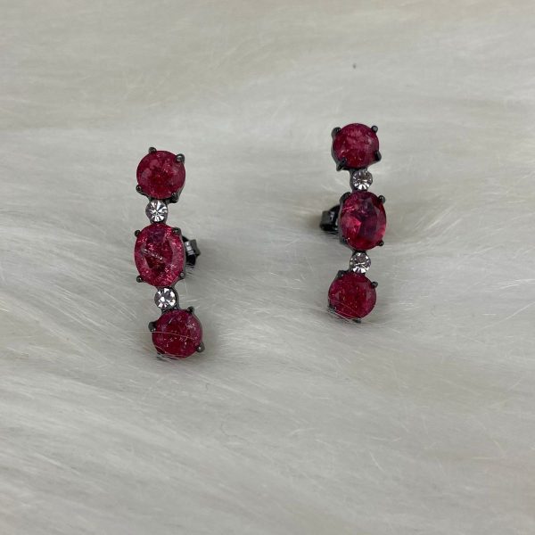 Brinco Ródio Negro Com Pedras Rosas - Imagem 2