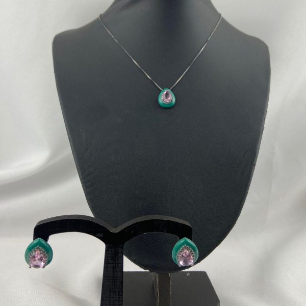 Conjunto Colar e Brinco de Gota Esmaltado Verde Cravejado Com Pedra Rosa