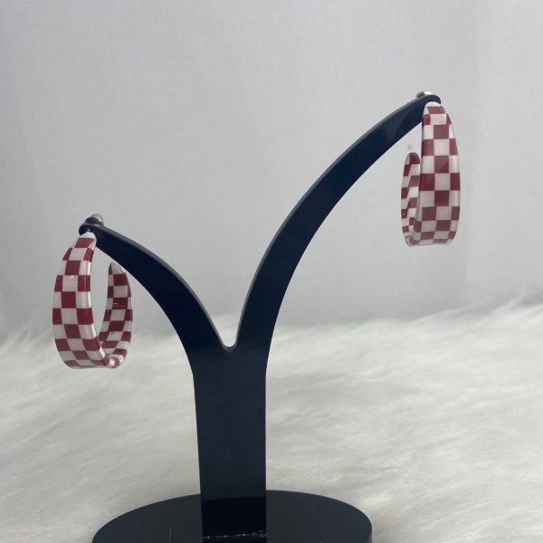 Brinco Argola Aberta Xadrez Vermelho E Branco Em Acrílico