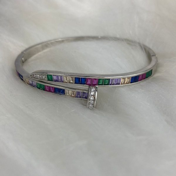 Bracelete Prateado formato de prego com pedras coloridas semijoia - Imagem 2