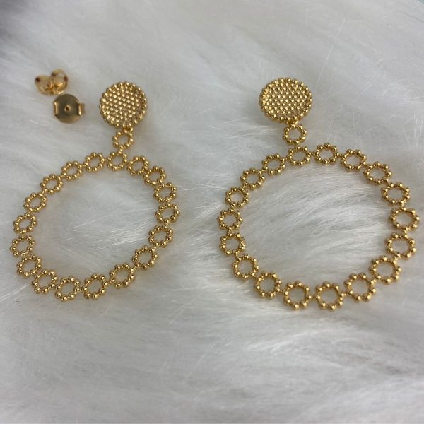 Brinco Dourado com Pingente Circular de Bolinhas Semijoia - Imagem 3
