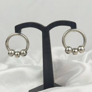 Brinco Tipo Argola Com Três Bolas Prateadas