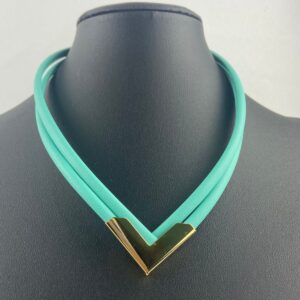 Colar com Detalhe Dourado
