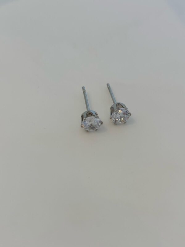 Brinco Prateado de Bolinhas Formato Gota  Semijoia
