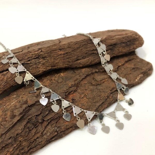 Choker Prateada Com Triângulos e Corações - Imagem 4