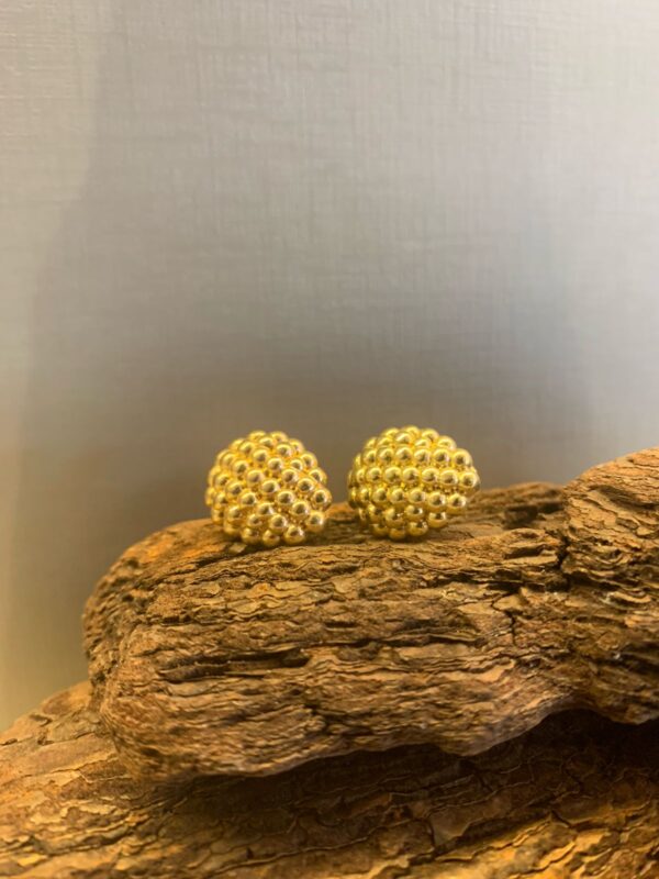 Brinco Dourado Oval Com Bolinhas - Imagem 2