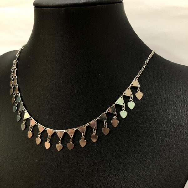 Choker Prateada Com Triângulos e Corações - Imagem 3