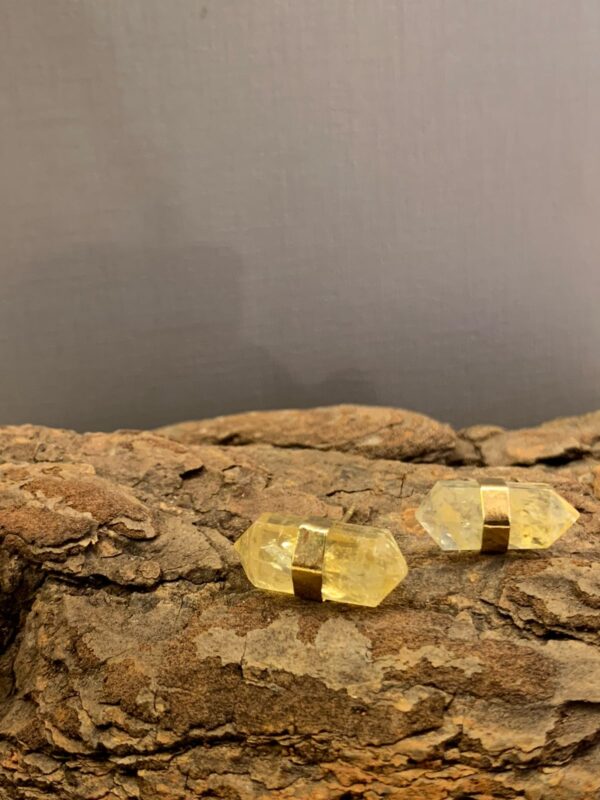 Brinco pedra natural dourado - Imagem 2