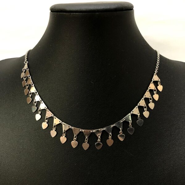 Choker Prateada Com Triângulos e Corações - Imagem 2