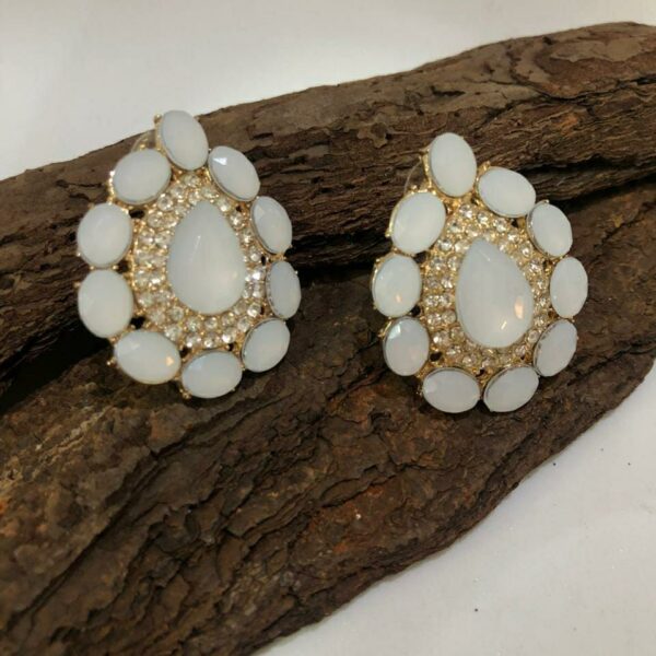 Brinco Pequeno Oval Com Pedras Brancas E Strass - Imagem 3