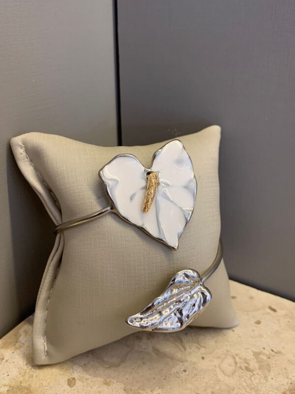 BRACELETE COM DETALHE DE FLOR DE ANTÚRIO BRANCA E FOLHA PRATA  - BRANCO/PRATA - Imagem 2
