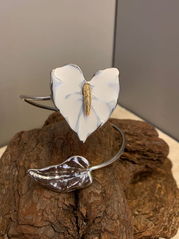 BRACELETE COM DETALHE DE FLOR DE ANTÚRIO BRANCA E FOLHA PRATA  - BRANCO/PRATA - Imagem 3