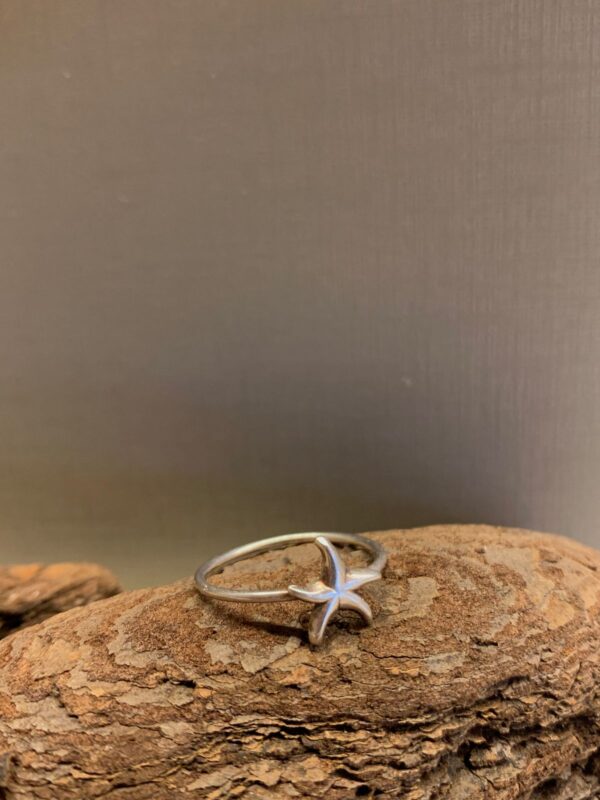 ANEL COM DETALHE DE ESTRELA DO MAR
