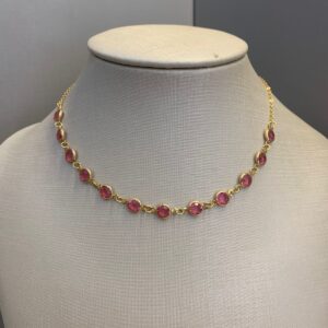 CHOKERS COM PINGENTES COLORIDOS