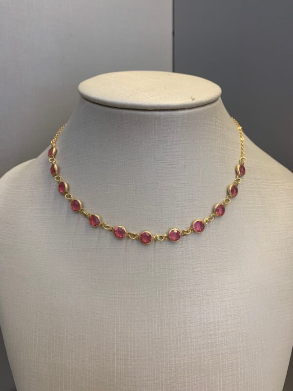 CHOKERS COM PINGENTES COLORIDOS