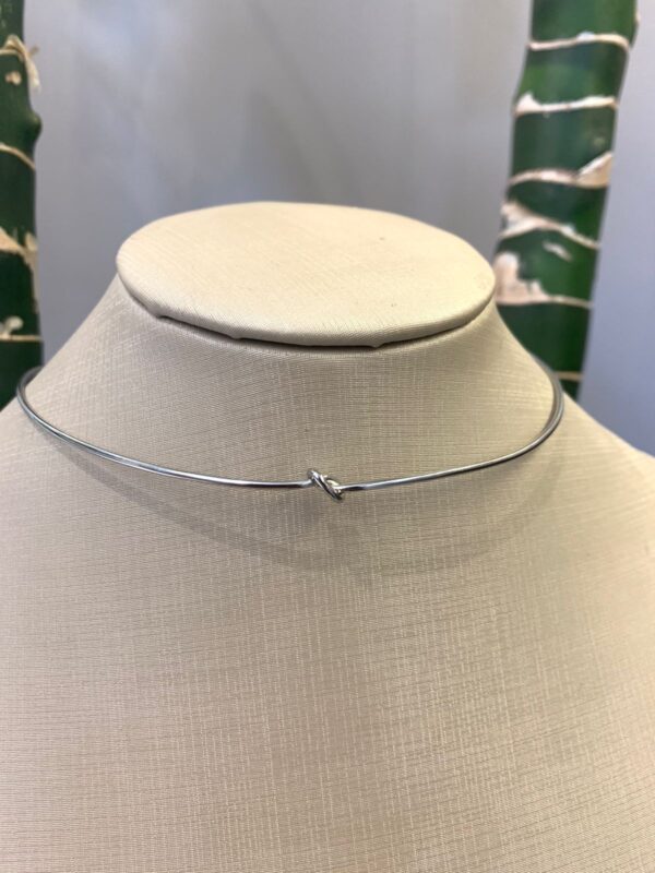 CHOCKER RÍGIDA COM DETALHE DE NÓ
